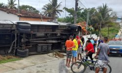 micro-onibus-desgovernado-deixa-homem-ferido-e-atinge-casa-em-estancia